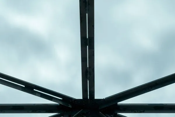 Частина Сталевих Прольотів Мосту Офорта Фоні Хмарного Неба — стокове фото