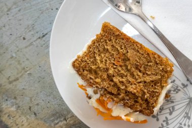 Bir tabak dolusu havuçlu kek, yemeye hazır.