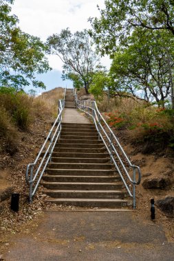 En iyi manzaraya erişmek için dağın tepesine çıkan merdivenler.