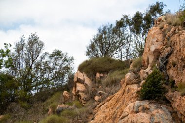 İnsanları yüksek bir yerden düşmekten korumak için dağın tepesine uzanan bir çit.