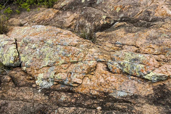 Échantillon Granit Rose Qui Compose Flanc Montagne Avec Des Herbes — Photo