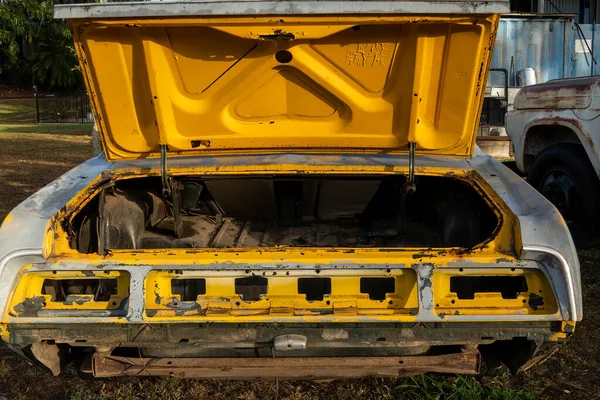 Inneren Des Gelb Lackierten Kofferraums Eines Alten Restaurierungsreifen Autos — Stockfoto