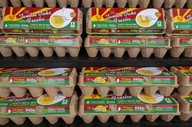 Townsville, Queensland, Avustralya - Kasım 2021: Alışveriş merkezinde bir düzine taze yumurta satıldı