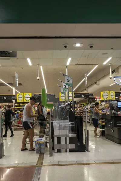 Townsville Queensland Austrália Novembro 2021 Clientes Saem Seção Autoatendimento Supermercado — Fotografia de Stock