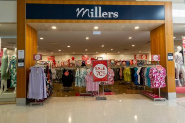 Townsville, Queensland, Avustralya - Kasım 2021: Alışveriş merkezinde indirimli fiyatları olan Millers kadın moda mağazası