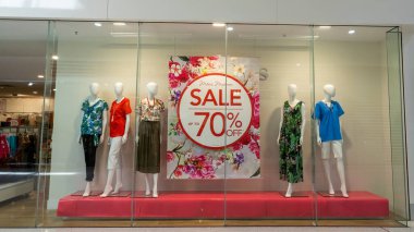Townsville, Queensland, Avustralya - Kasım 2021: 70 indirim tabelası mağaza vitrininde mankenler alışveriş merkezinde kadın moda kıyafetleri modelliyor
