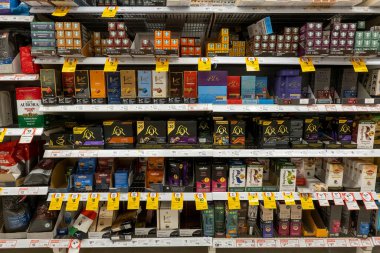 Townsville, Queensland, Avustralya - Kasım 2021: Süpermarket raflarında fiyatlarla satılık kahveler