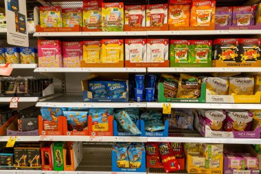 Townsville, Queensland, Avustralya - Kasım 2021: Süpermarkette satılık bisküvi markaları rafları