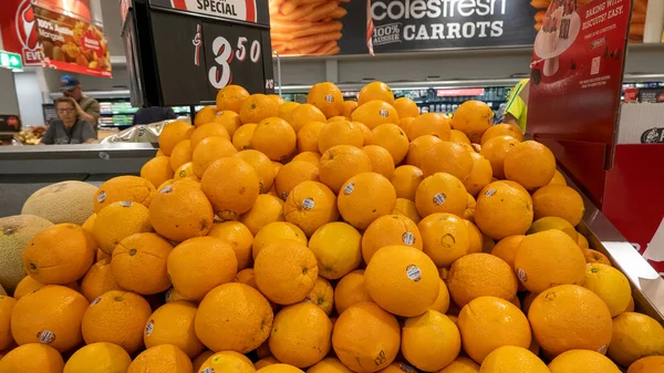 Townsville Queensland Australien November 2021 Ein Köstlicher Orangenhaufen Der Supermarktregal — Stockfoto