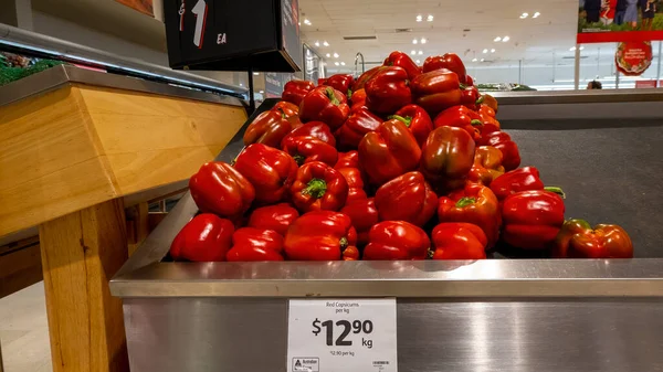 Townsville Queensland Austrália Novembro 2021 Capsicums Vermelhos Venda Prateleira Supermercado — Fotografia de Stock