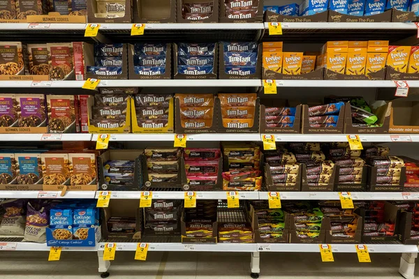 Townsville Queensland Austrália Novembro 2021 Prateleiras Marcas Biscoitos Venda Supermercado — Fotografia de Stock