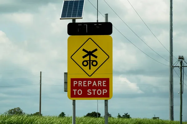 Przygotować Się Zatrzymania Znaku Przejeździe Kolejowym Panelem Słonecznym Zasilania — Zdjęcie stockowe