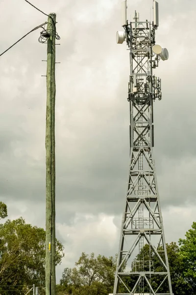 Висока Сталева Комунікаційна Вежа Сходами Вершину Біля Електричного Полюса — стокове фото