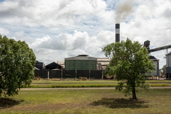サトウキビ破砕期に煙突から排出される煙と製糖工場の製油所 — ストック写真