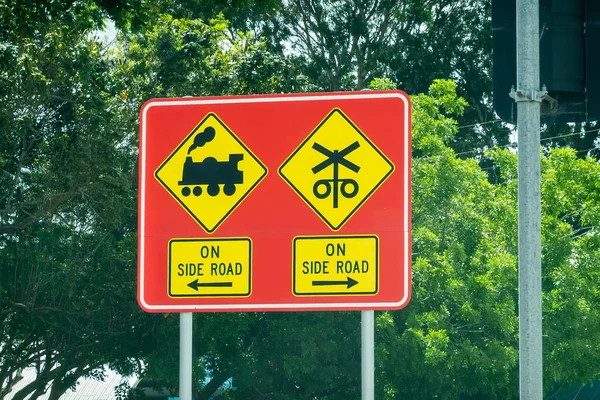 Señal Advertencia Carretera Sobre Cruce Trenes Carretera Lateral Brillante Colorido —  Fotos de Stock