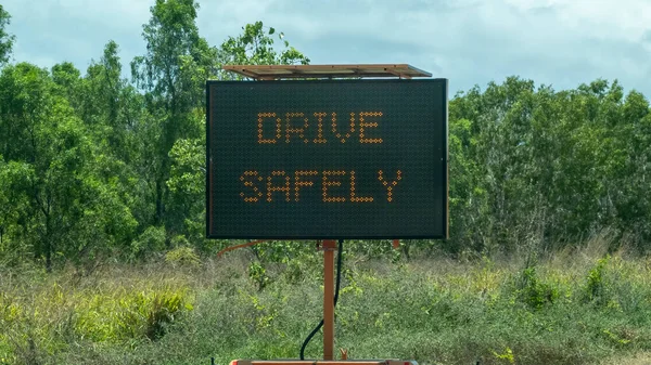 Conduce Con Seguridad Intermitente Signo Carretera Entre Los Bosques Pidiendo —  Fotos de Stock