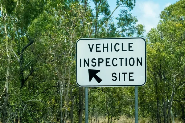 Señal Carretera Del Sitio Inspección Vehículos Pie Entre Arbustos —  Fotos de Stock