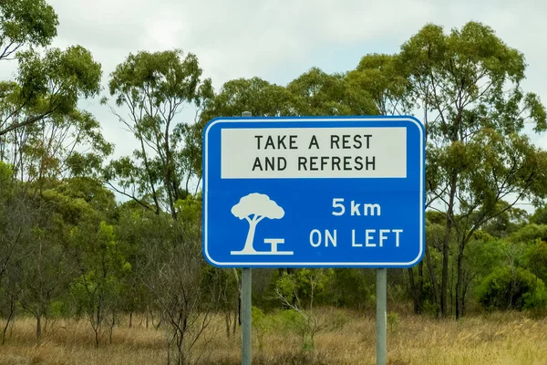 Tome Descanso Refresque Señal Carretera Para Área Descanso Kilómetros Por —  Fotos de Stock