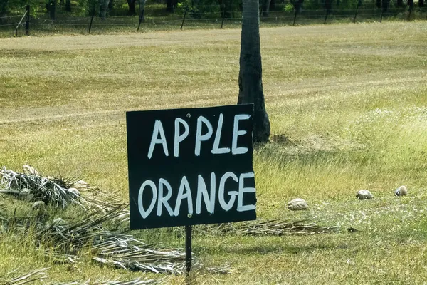 Maçãs Laranjas Mão Impresso Sinal Para Venda Estrada Stall Frente — Fotografia de Stock