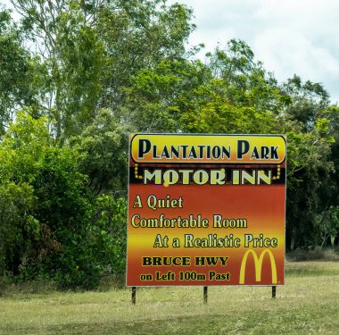 Townsville 'den Mackay karayoluna, Queensland, Avustralya - Kasım 2021: Yerel bir işletme için otoyol kenarı reklam levhası