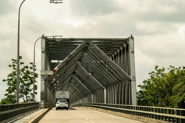2021年11月 澳大利亚昆士兰州汤斯维尔至麦凯公路 在高速公路上行驶的车辆 有一座大型钢桥穿过一条河 — 图库照片