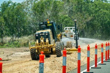 Bruce Highway Townsville 'den Mackay' e, Queensland, Avustralya - Kasım 2021: Otoyol inşaatında çalışan ağır makine