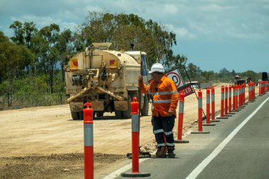 Bruce Highway Townsville 'den Mackay' a, Queensland, Avustralya - Kasım 2021: Otoyol inşaat projesine toz püskürten su kamyonu