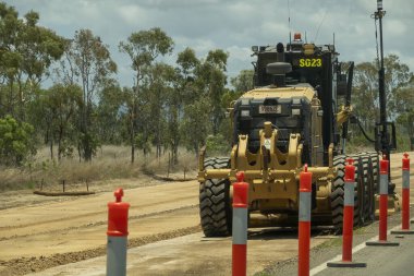 Bruce Highway Townsville 'den Mackay' e, Queensland, Avustralya - Kasım 2021: Otoyol inşaatında çalışan ağır makine