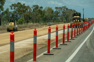 Bruce Highway Townsville 'den Mackay' e, Queensland, Avustralya - Kasım 2021: Otoyol inşaatında çalışan ağır makine