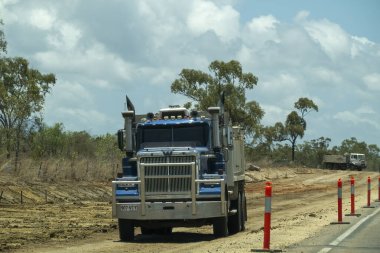 Bruce Highway Townsville 'den Mackay' e, Queensland, Avustralya - Kasım 2021: Yeni otoyol inşaatı için kargo taşıyan bir kamyon
