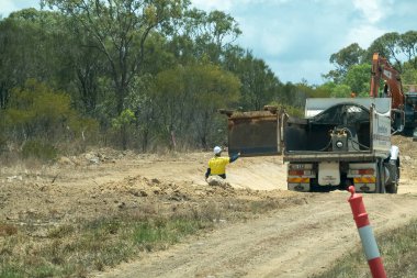 Bruce Highway Townsville 'den Mackay' e, Queensland, Avustralya - Kasım 2021: Otoyol inşaatında çalışan ağır makine
