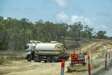 Bruce Highway Townsville 'den Mackay' e, Queensland, Avustralya - Kasım 2021: Otoyol inşaatında çalışan ağır makine