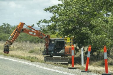 Bruce Highway Townsville to Mackay, Queensland, Avustralya - Kasım 2021: Otoyol inşaatı kapsamında yol kenarında çalışan makine
