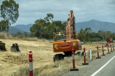 Bruce Highway Townsville 'den Mackay' e, Queensland, Avustralya - Kasım 2021: Otoyol inşaatında çalışan ağır makine