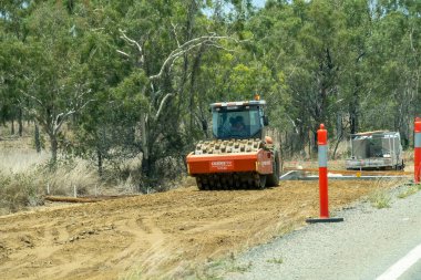 Bruce Highway Townsville 'den Mackay' e, Queensland, Avustralya - Kasım 2021: Otoyol inşaatında çalışan ağır makine