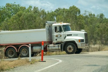 Bruce Highway Townsville 'den Mackay' e, Queensland, Avustralya - Kasım 2021: Büyük kargo kamyonu ülke otoyoluna çıkıyor