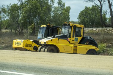Bruce Highway Townsville 'den Mackay' e, Queensland, Avustralya - Kasım 2021: Otoyol inşaatında çalışan ağır makineler