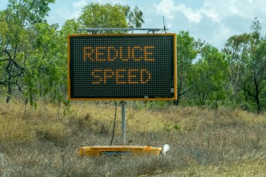 Bruce Highway Townsville 'den Mackay' e, Queensland, Avustralya - Kasım 2021: Yol çalışması sırasında hızı düşürmek için yol işareti yanıp sönen ışıklar