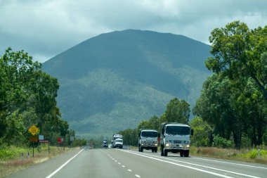 Bruce Highway Townsville Mackay, Queensland, Avustralya - Kasım 2021: Otoyolda yük taşıyan kamyonlar
