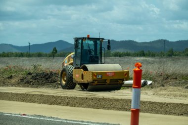 Bruce Highway Townsville 'den Mackay' e, Queensland, Avustralya - Kasım 2021: Yol inşaatı projesinde ağır makineli paten