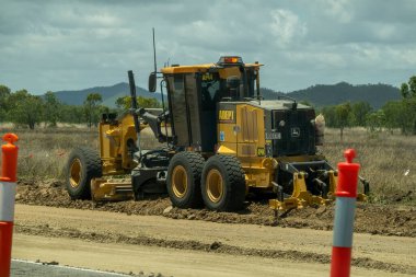 Bruce Highway Townsville 'den Mackay' e, Queensland, Avustralya - Kasım 2021: Yol yapım projesi üzerinde çalışan ağır makineler