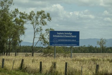 Bruce Highway, Townsville 'den Mackay' e, Queensland, Avustralya - Kasım 2021: Ortodontist açık hava reklam direği