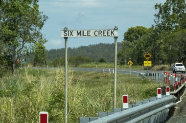 Bruce Highway, Townsville 'den Mackay' e, Queensland, Avustralya - Kasım 2021: Altı Mile Creek otoyolu tabelası