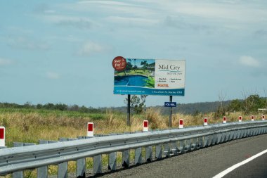 Bruce Highway, Townsville 'den Mackay' e, Queensland, Avustralya - Kasım 2021: Motel konaklama otoyolu reklam tabelası