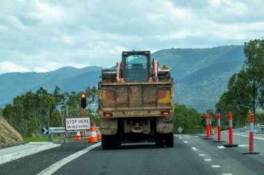 Bruce Highway, Townsville 'den Mackay' e, Queensland, Avustralya - Kasım 2021: Ağır makineli büyük bir kamyon otoyolda geri götürülüyor