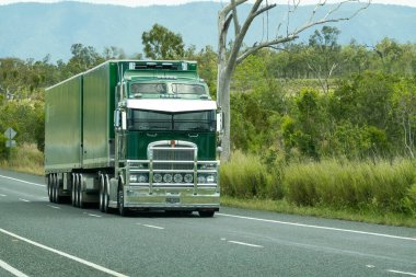 Bruce Highway, Townsville 'den Mackay' e, Queensland, Avustralya - Kasım 2021: Kasabalar arasında yük taşıyan bir tır