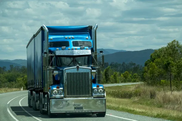 Bruce Highway, Townsville 'den Mackay' e, Queensland, Avustralya - Kasım 2021: Kasabalar arasında yük taşıyan bir tır