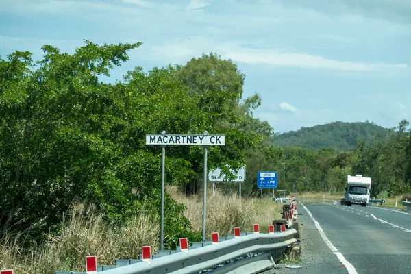 Bruce Highway, Townsville 'den Mackay' e, Queensland, Avustralya - Kasım 2021: Macartney Creek otoyolundaki isim tabelası