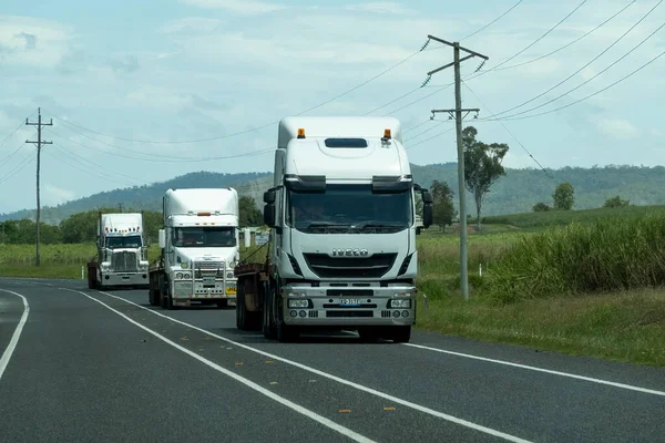 Bruce Highway Townsville Mackay Queensland Australia November 2021 Ένα Ημιρυμουλκούμενο — Φωτογραφία Αρχείου