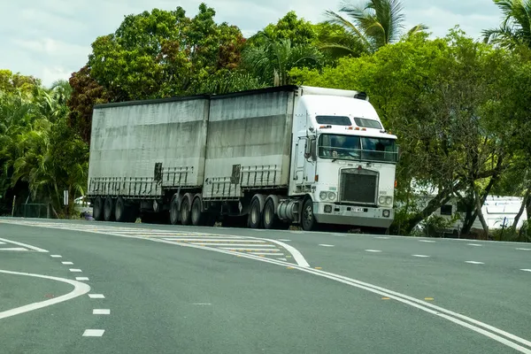 Bruce Highway Townsville Mackay Queensland Australia Listopad 2021 Naczepa Ciężarówka — Zdjęcie stockowe